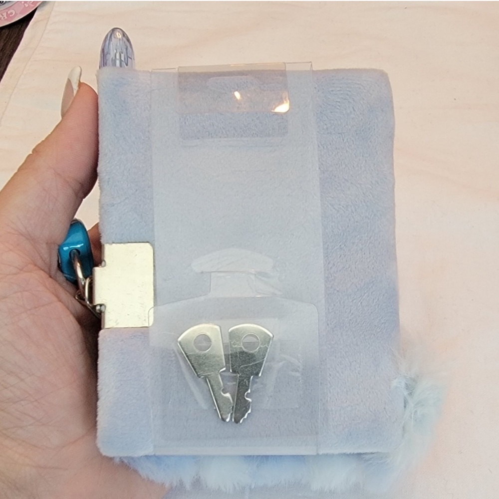 Claire's Mini Note Book w/lock and Key - Picture 2 of 2